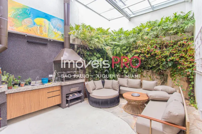 Casa reformada com 200 M² 03 suítes 02 vagas no Planalto Paulista