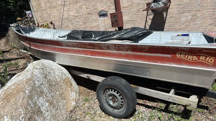 Vendo barco 2018 poucas horas de uso, motor bateu pegou motor 15hp super