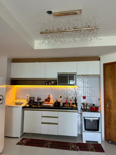 Vendo armário cozinha branco com detalhes dourado