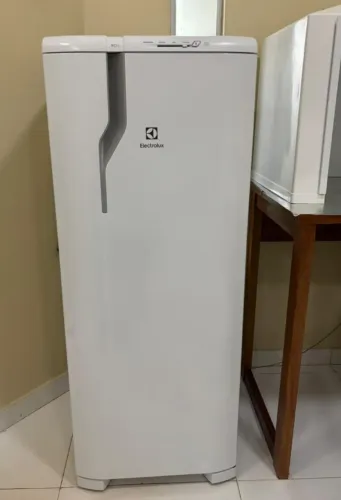 Geladeira Electrolux com Refrigerador 240 Litros Cycle Defrost 1 Porta 127v RE31 Branco