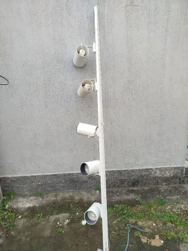 Vendo trilho elétrificado com spot e lâmpadas já inclusas, pe com