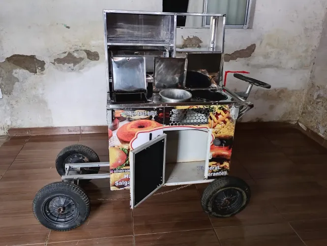 Carrinho de lanches e acarajé