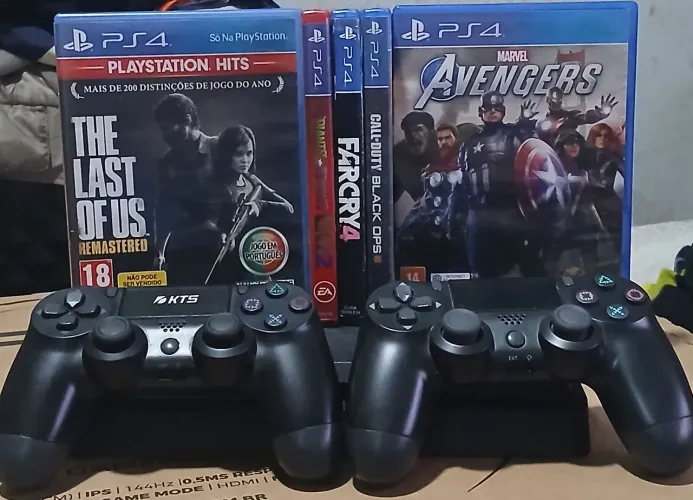 PS4 SLIM + 2 CONTROLES + 5 JOGOS