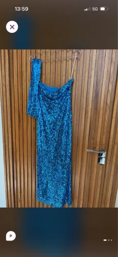 Vestido de festa com muito brilho 