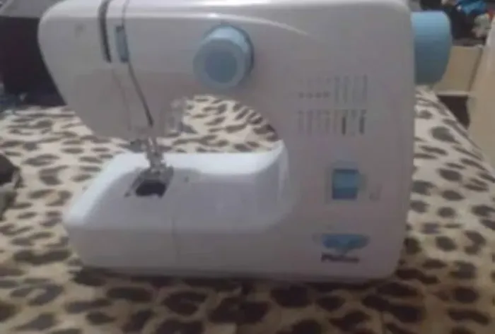 Máquina de costura 16 pontos philco portátil pmc16bp bivolt( ler a descrição)?