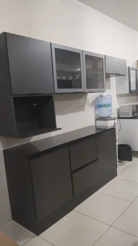 Armário de cozinha com prateleira de vidro