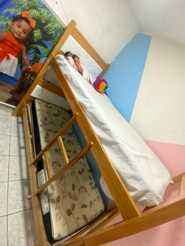 Vendo beliche com colchões de madeira 