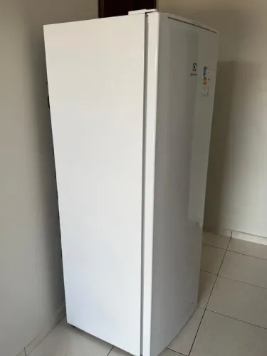 Freezer Vertical Electrolux 234L Inverter Uma Porta (FEI27) - 220V
