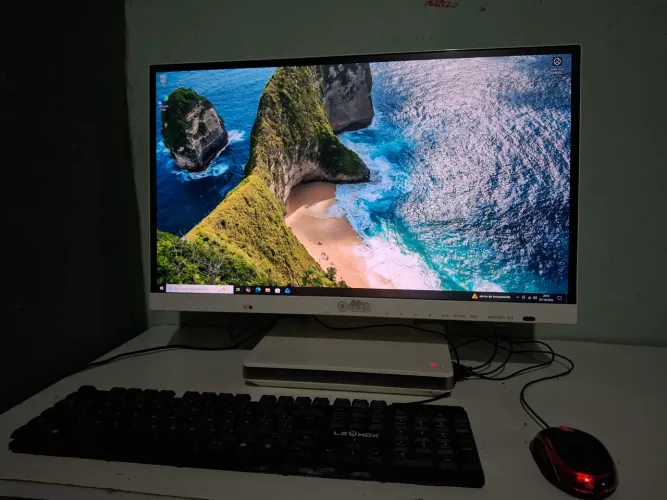 Vendo Computador All-In-One, com CPU integrado ao monitor + Teclado e Mouse