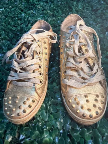 Tênis Dourado com Spikes