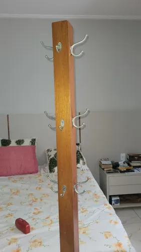 Cabimento de madeira maciça de 1,50m e com com 12 ganchos de metal. Ele é muito lindo.