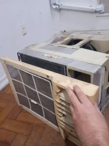 Ar condicionado 12.000 BTUs, janela, funcionando, todas as peças, muito sujo