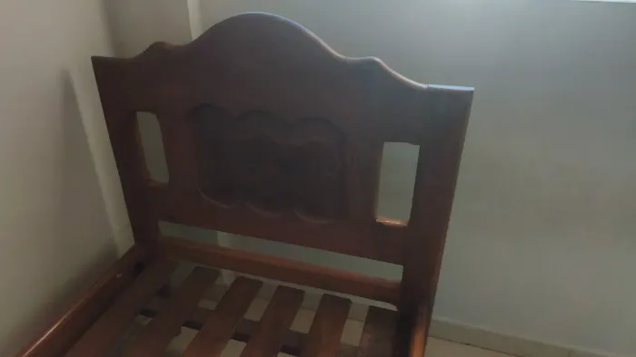Vendo Cama de solteiro em madeira e ótimo estado de conservação.
