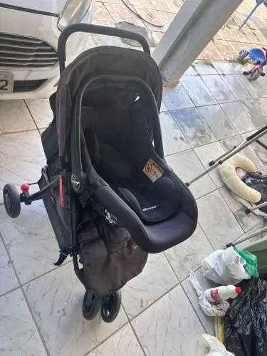 Carrinho de bebê voyage delta + bebê conforto que acopla
