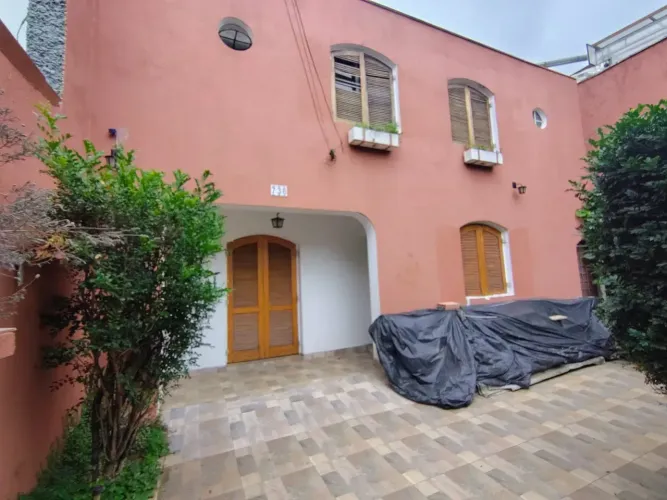 Casa Comercial em Moema: 6 Salas, 4 Vagas e Localização Estratégica!