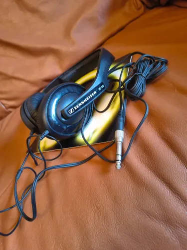 O Sennheiser HD 202 é um fone de ouvido supra-auricular fechado, conhecido pelo excelente 