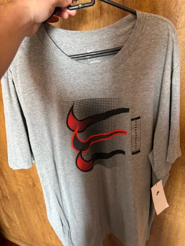 Camiseta Nike cinza modelo gringo na etiqueta tamanho XL/GG