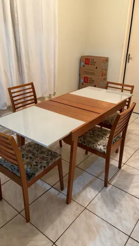 Mesa com tampo de vidro extensível com 4 cadeiras