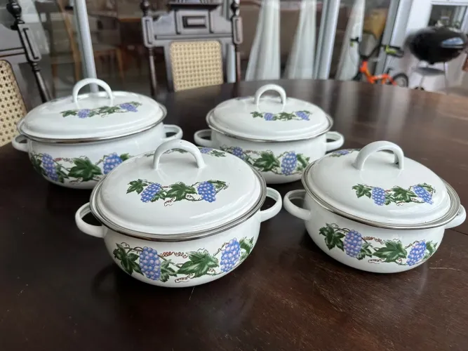 CONJUNTO DE CAÇAROLA/PANELAS ESMALTADA VINTAGE - ESTAMPA DE UVAS
