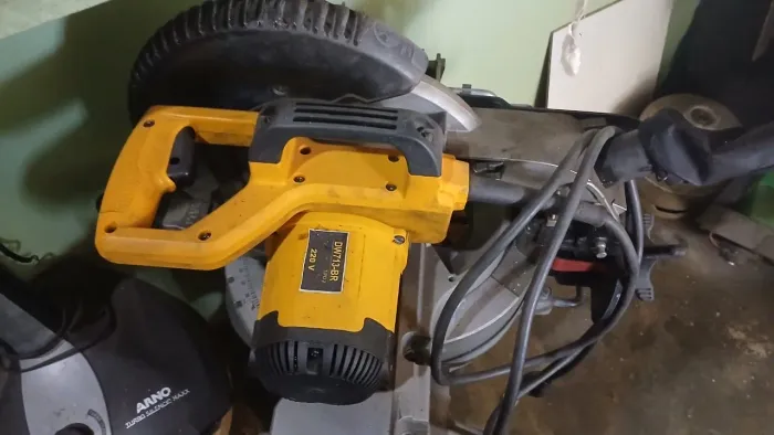 Serra de Esquadrilha DeWalt DW713-BR 220 V - Potente e Precisa - 12 polegadas