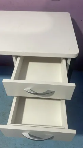 Mesa branca com 2 gavetas