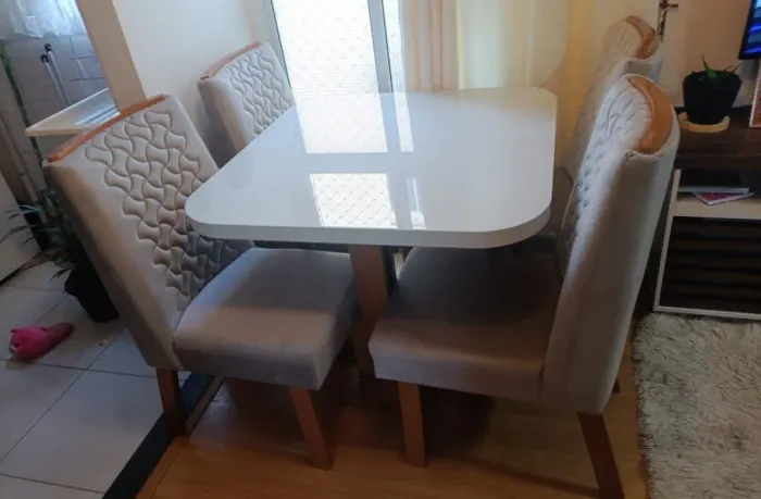 Mesa de jantar 100% MDF Luara com 4 cadeiras 90x90