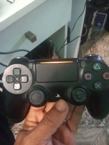 Controle para ps4 com os analógico tremendo deve ser sujeira
