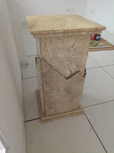 Mesa de mármore com tampo de vidro