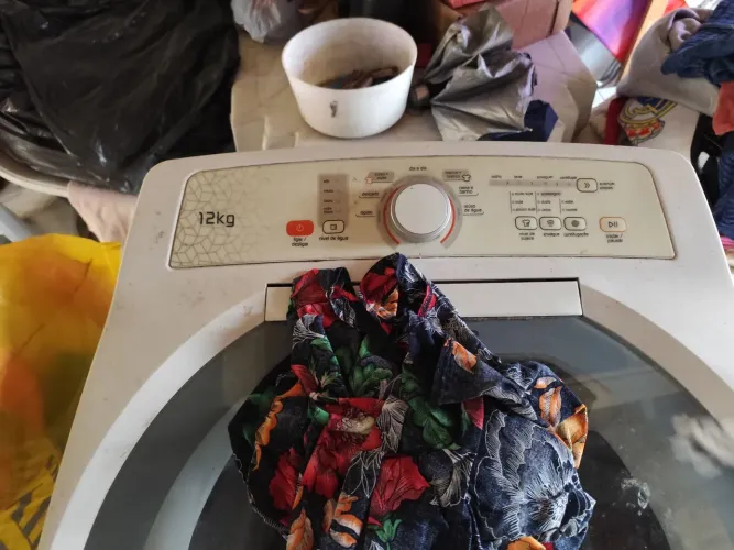Máquina de lavar roupa para retirada de peça.