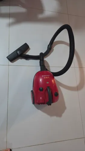 Aspirador de pó compacto