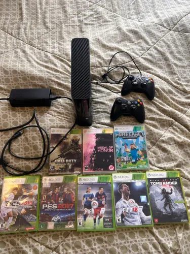 Xbox 360 com 2 controles e 8 jogos