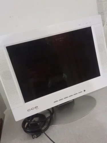 Monitor cce antigo funciona perfeitamente 14 polegadas.