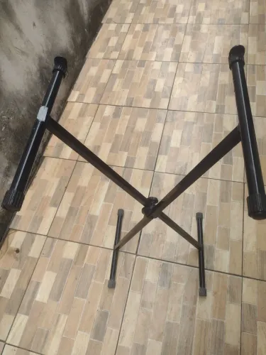 Suporte X para apoiar teclado