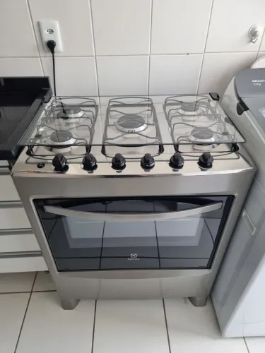 Vendo fogão Electrolux 5 bocas - seminovo! Não entrego.