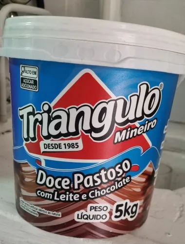 Doce pastoso com leite e chocolate