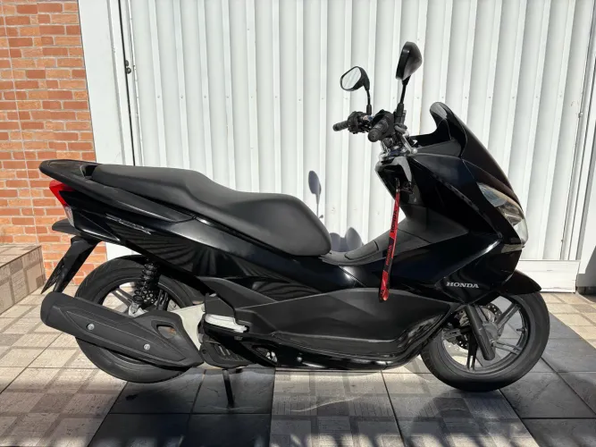 Moto Honda PCX 150 ano 2016 - segundo dono - baixa km