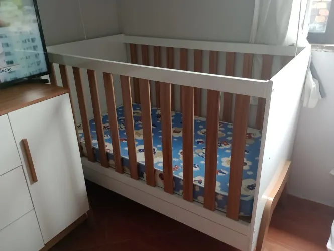 Berço Retrô Guti multifuncional com colchão, boas condições