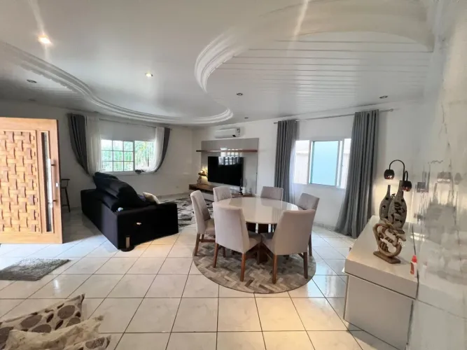 Casa com piscina na Enseda Guaruja