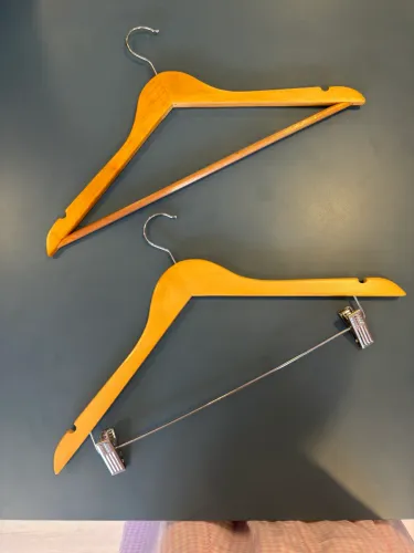 Cabides em madeira 