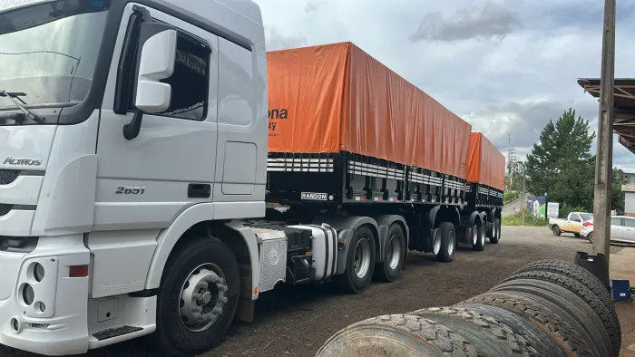 ACTROS 2651 engatando dolly curto