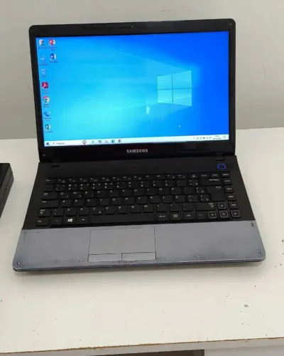Samsung NP300E4C-AD4BR Notebook Dual Core B820 4GB RAM SSD 128GB Tela 14" DVD