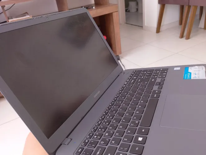 Notebook usado e trincado,