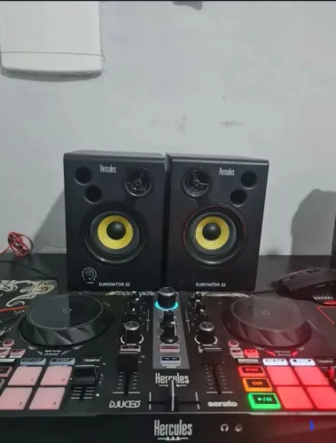 Kit Controladora Hercules Impulse 200 e Hercules DJMonitor 32
