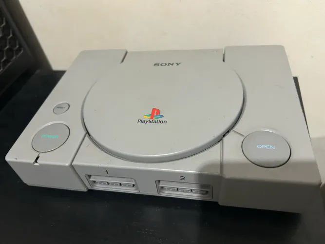 PS1 FAT bem conservado com controle original