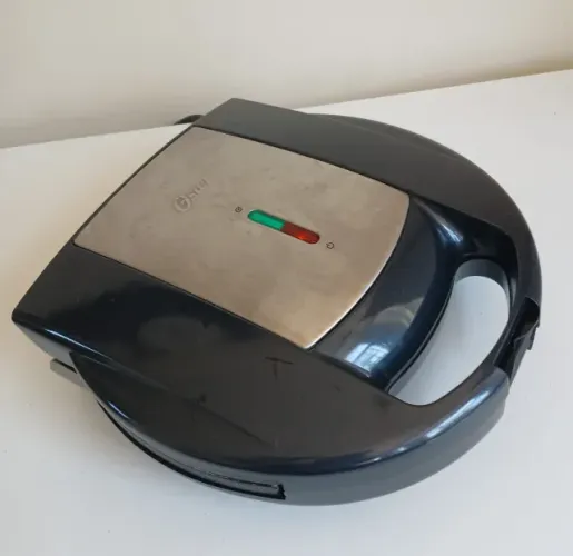 Sanduicheira Elétrica Oster Grill 220V - funcionando