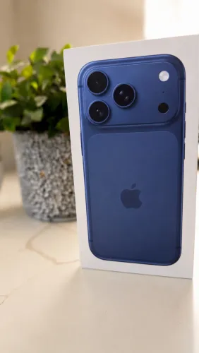 iPhone 17 Pro azul LACRADO