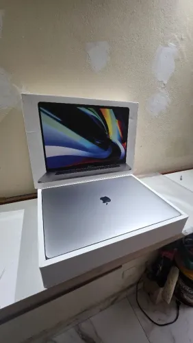 Macbook Pro touchbar 2019 core i9, 16gb ram, ssd 1tb, Amd radeon 4gb.