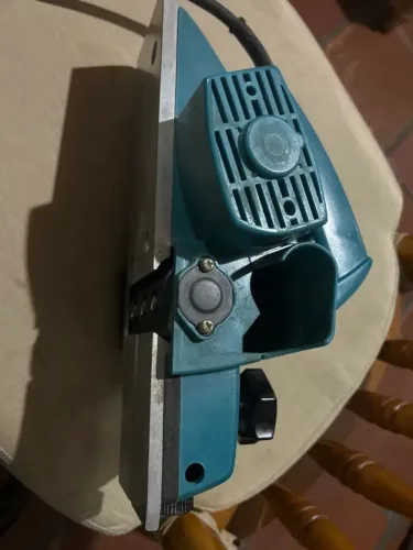 Plaina elétrica makita 1900B,voltagem 110 Semi nova- com caixa