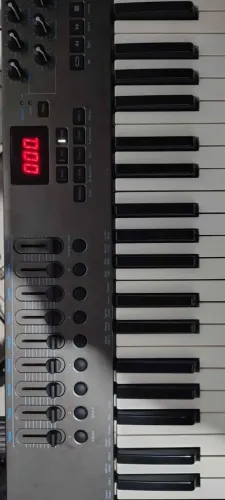 Controlador 61 teclas Nektar impact lx61+