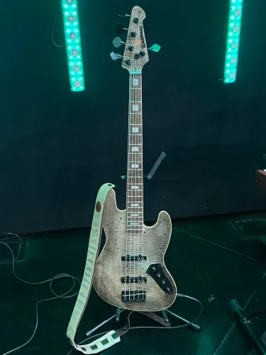 Waldman Custom Jazz Bass 5 Cordas Ativo - Preto Transparente - Excelente estado